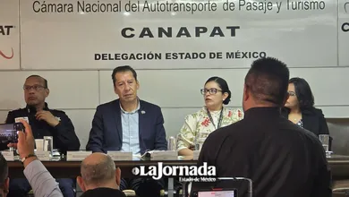 Transportistas contribuyen a realizar trabajos de bacheo en Toluca