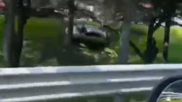 ¡URGENTE! Auto cae al camellón en Paseo Tollocan