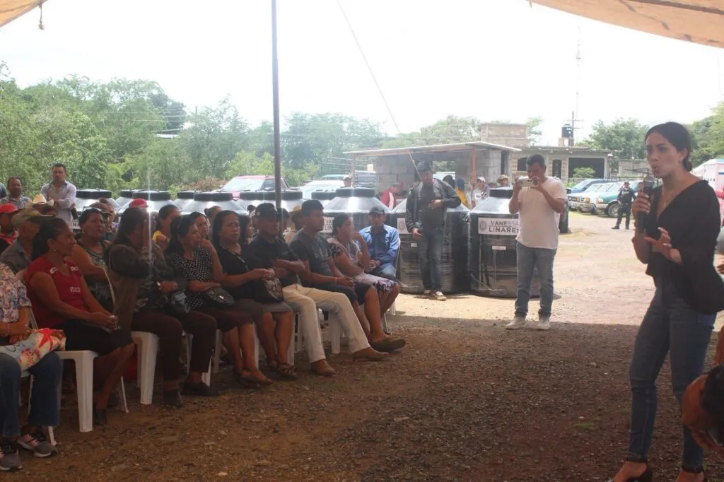 Entrega Diputada Vanessa Linares mil tinacos en Amatepec para mejorar acceso al agua