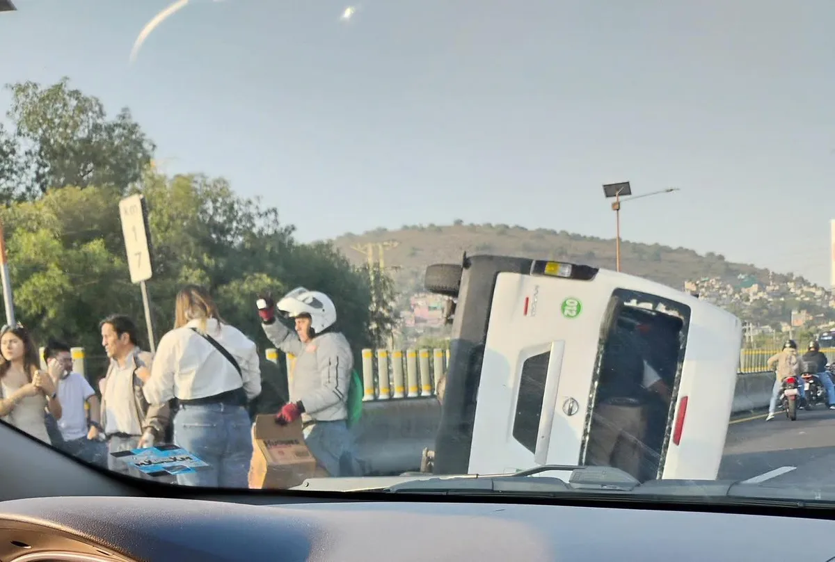 Vuelca combi en la autopista México–Pachuca, a la altura de Ecatepec