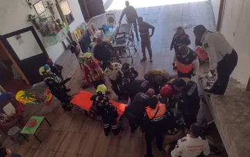 Bomberos y paramédicos de Texcoco rescataron a dos personas intoxicadas en una cisterna