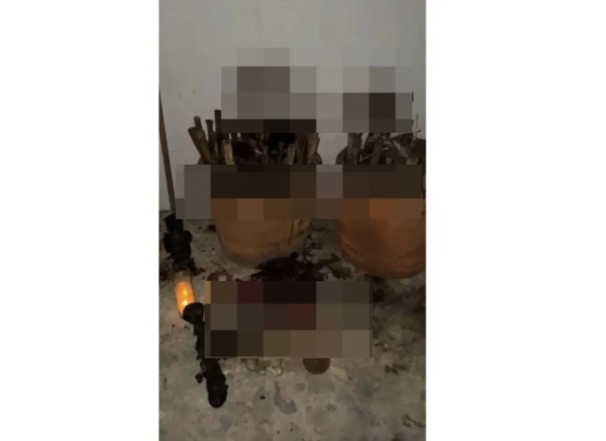 En un cateo en el domicilio del ex director del fideicomiso Lago de Tequesquitengo, Dionicio Álvarez, fueron hallados contenedores con restos óseos, rodeados por palos y crucifijos clavados. Foto: 'La Jornada'