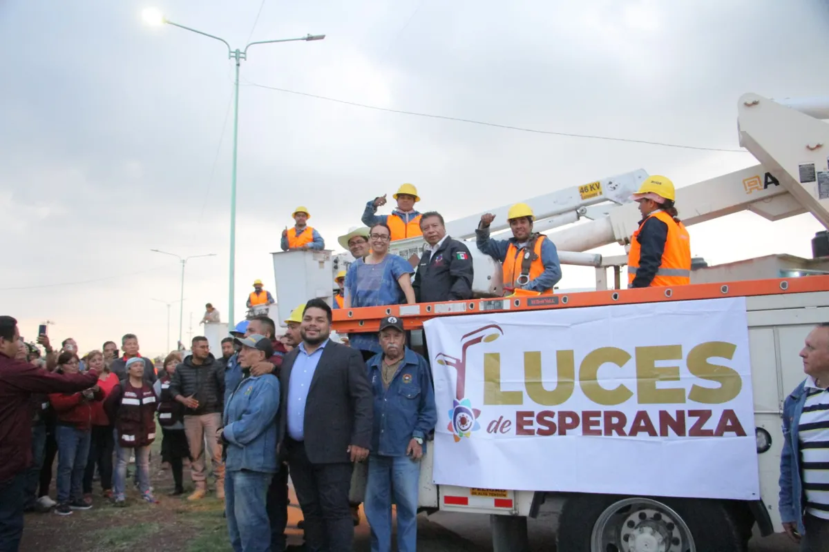 Azucena Cisneros pone en marcha gran campaña de iluminación en Ecatepec