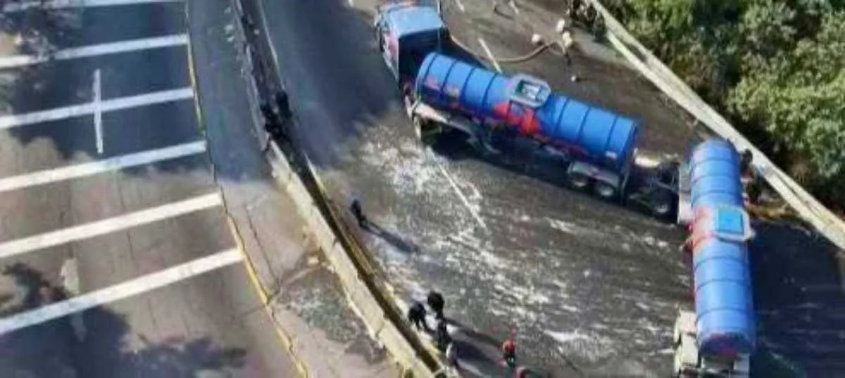 Pipa con combustible queda varada en la México- Toluca