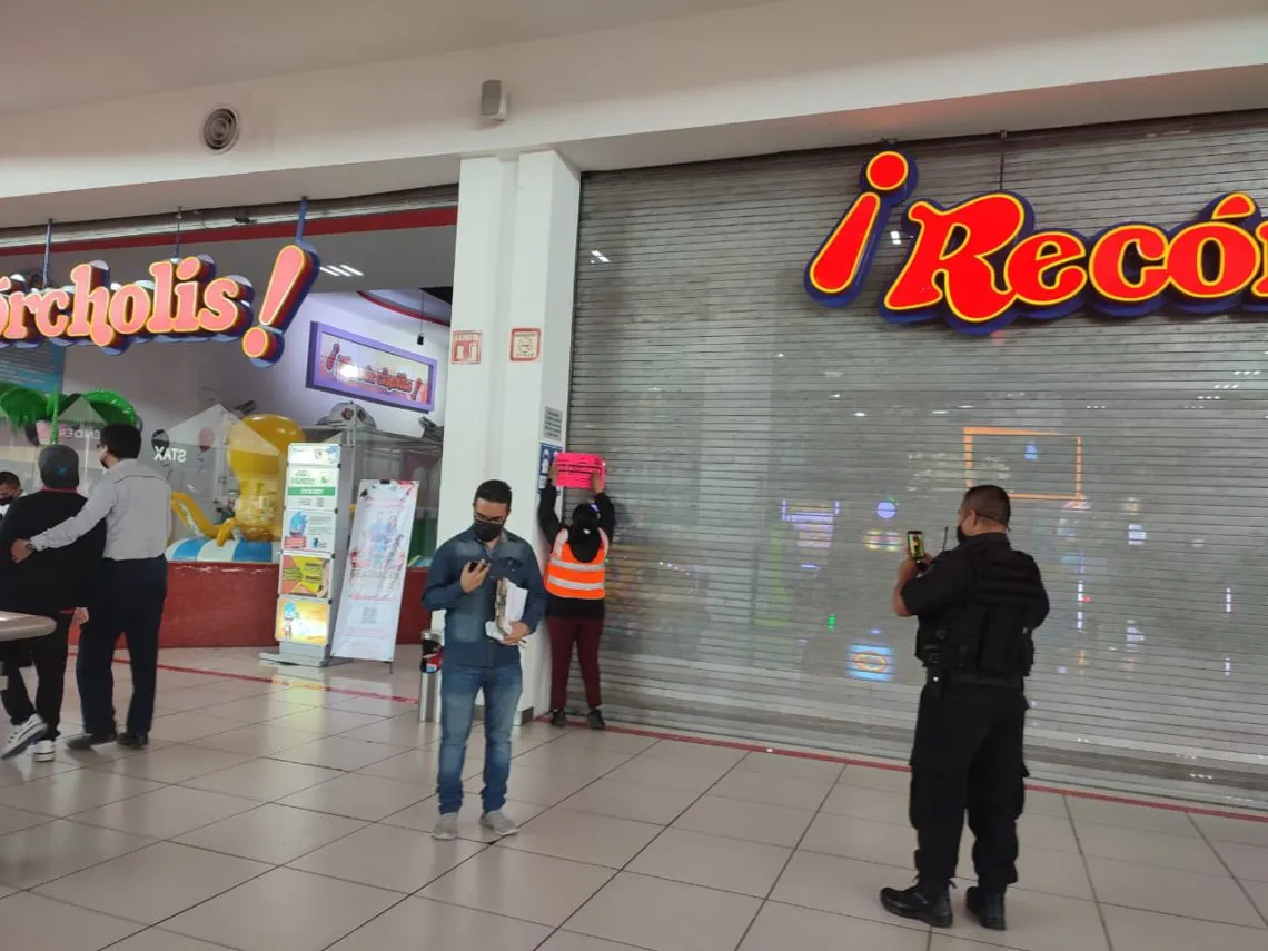 Empleados agreden a policías durante una clausura a “Recorcholis”