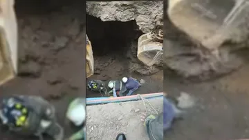 Se registra socavón en CDMX, tres trabajadores quedan atrapados
