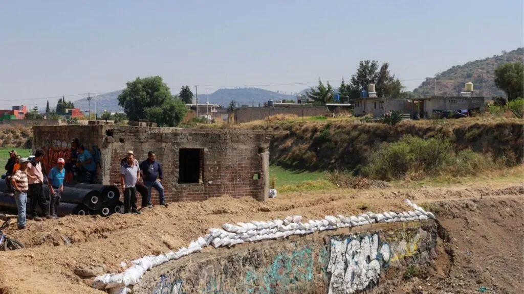 Megaolla captadora de agua para riego agrícola se construye en Texcoco