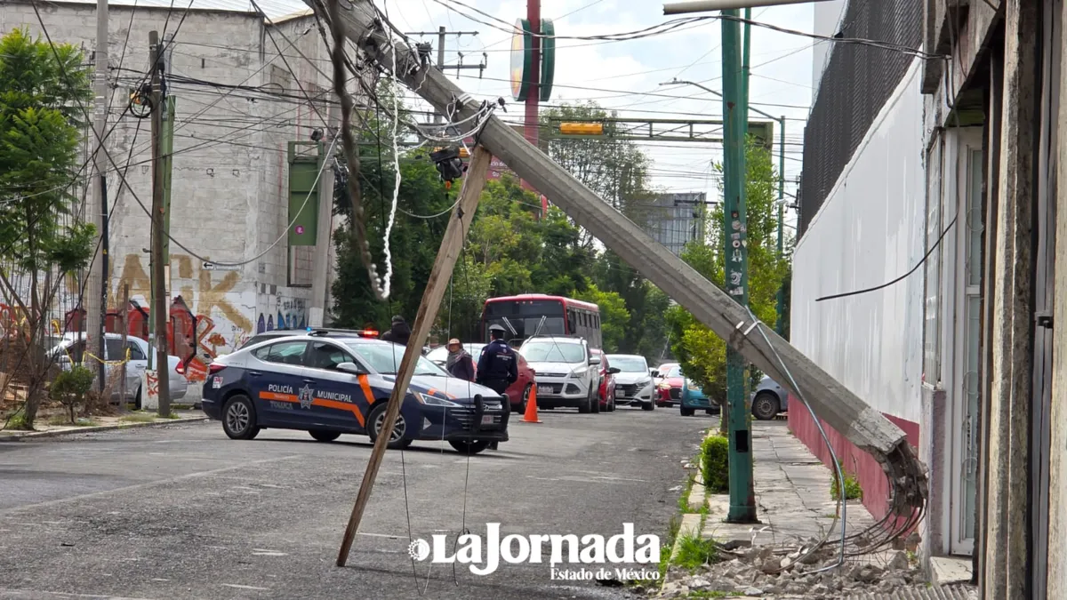 Toluca: Cerrada la calle Nezahualcóyotl tras accidente vial que afectó poste de electricidad