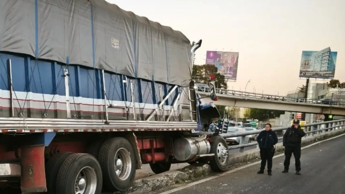 Camión choca contra muro en la México-Toluca