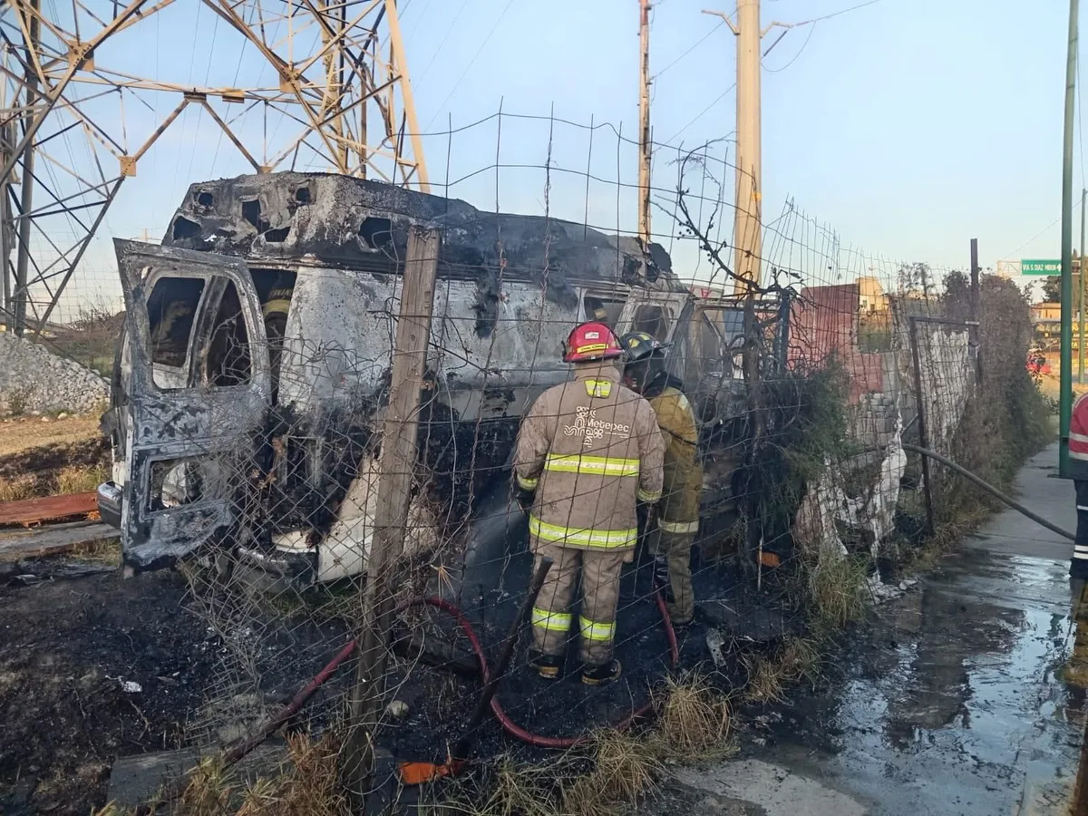 Se incendia ambulancia dentro de un taller en Santa Ana Tlapaltitlán