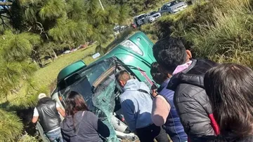 Trasladan a heridos de volcadura de Flecha Roja en Ocuilan