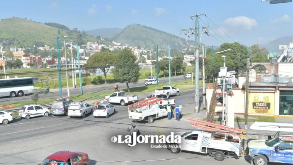 Alfredo del Mazo cerrada por postes derribados