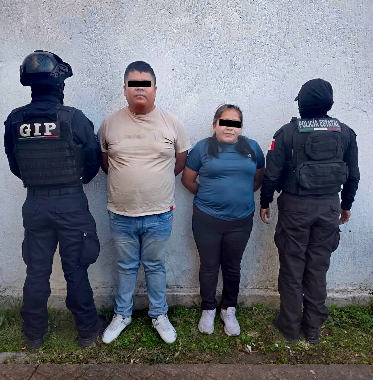 Durante la inspección, se les encontró el dinero mencionado y dos teléfonos celulares.