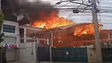 Incendio en arcotecho de una escuela de Metepec [VIDEO]