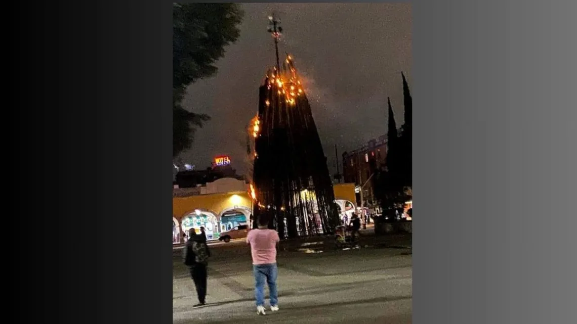 Tlalnepantla: Se incendia árbol de navidad de la explanada Gustavo Baz