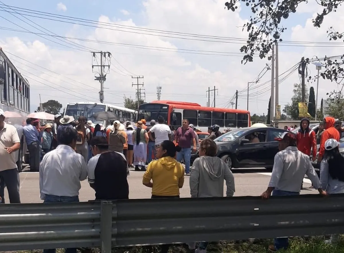Vecinos de Tlachaloya bloquean la Toluca- Atlacomulco