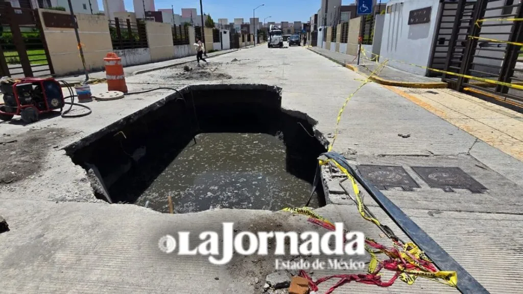 Organismo Agua y Saneamiento Toluca repara socavón en fraccionamiento Las Misiones