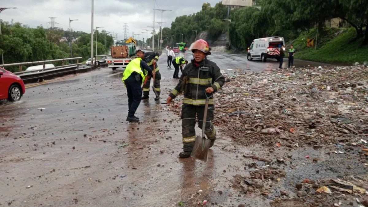 Cierran dos carriles por deslave en la México-Pachuca