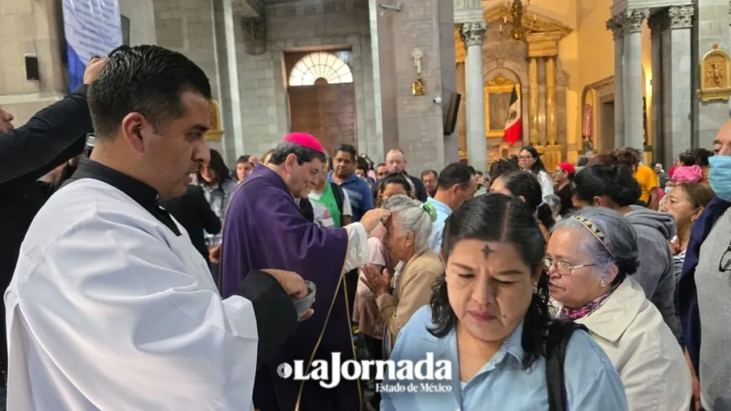 Feligreses de Toluca acudieron a recibir la ceniza en los diferentes templos de la demarcación
