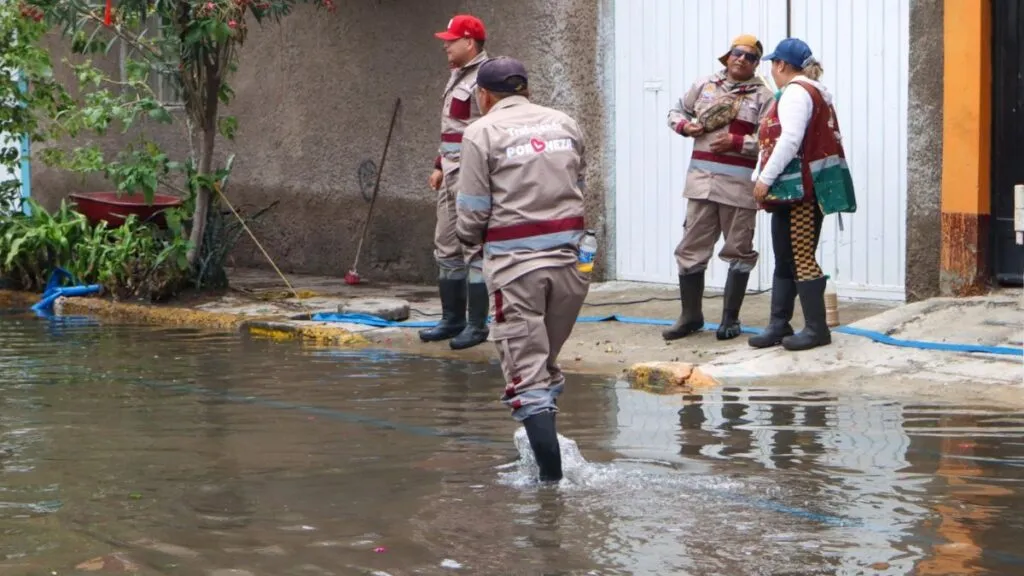 Lluvia colapsa zona oriente del Valle de México