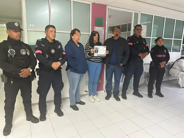 Comerciantes del Mercado Juárez reconocieron a la menor por el boletín de búsqueda y dieron aviso a una patrulla municipal que circulaba en la zona.