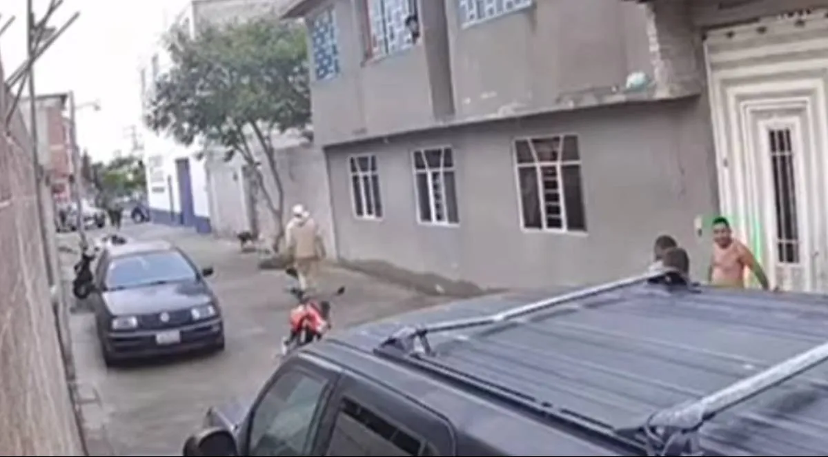 Policías de Chimalhuacán son grabados agrediendo a familia