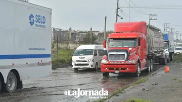 Baches y encharcamientos afectan el tránsito en la Toluca-Naucalpan