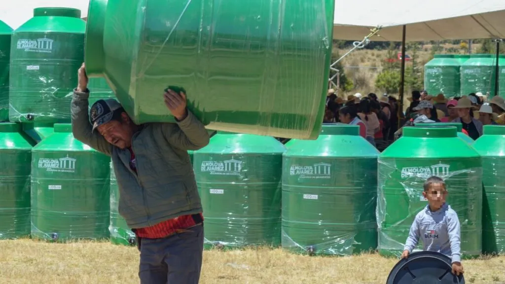 Adolfo Solís entrega 400 tinacos a familias del norte de Almoloya de Juárez