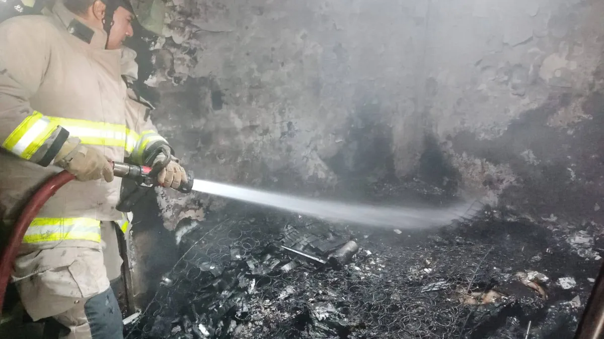 Bomberos de Metepec sofocan incendio en una vivienda