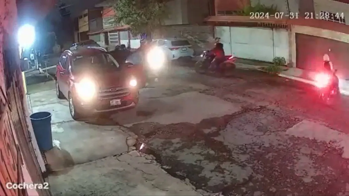 Video: Motociclistas asaltan en plena calle en Tlalnepantla