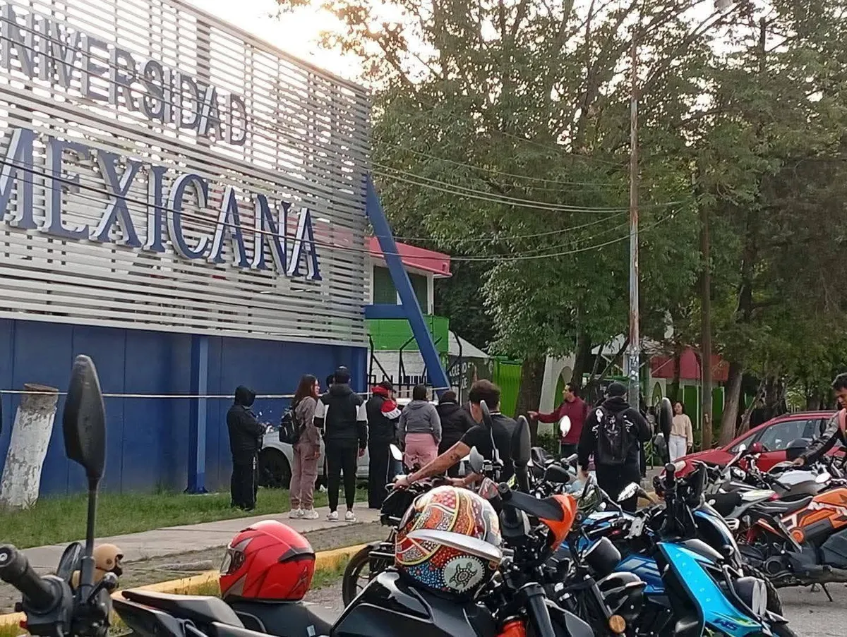 [FOTOS] Automóvil se impacta contra instalaciones de la Universidad Mexicana en Cuautitlán Izcalli