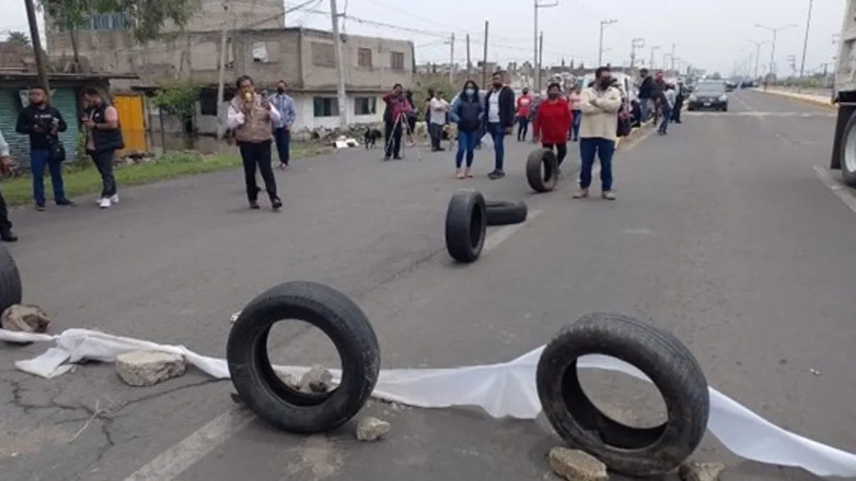 Damnificados cierran la carretera Chalco-Tláhuac para pedir ayuda