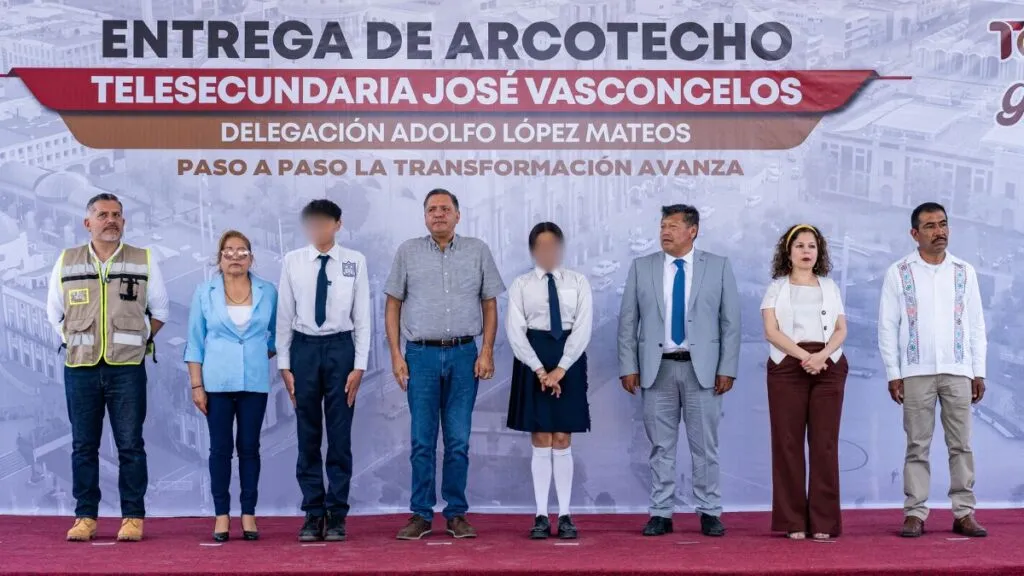 Ricardo Moreno dignifica escuelas toluqueñas con la entrega de arcotechos