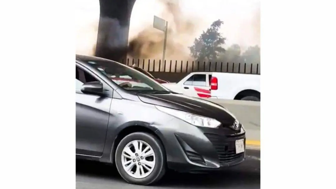 Se registra el incendio de pastizales a un costado de la autopista México Querétaro