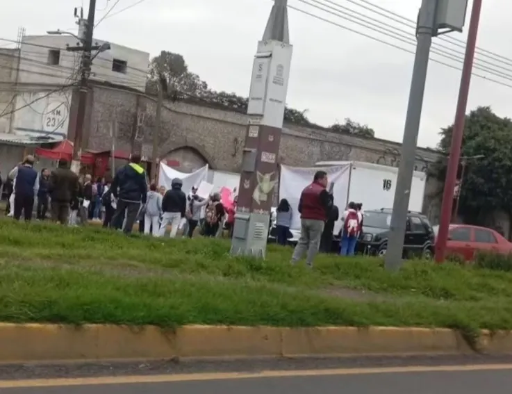 Bloquean Los Reyes-Texcoco por desaparición de adolescente de 16 años