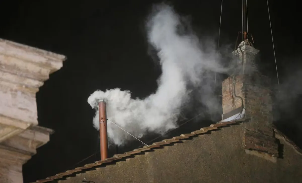¿Qué significa el humo blanco o negro en el Cónclave Papal?