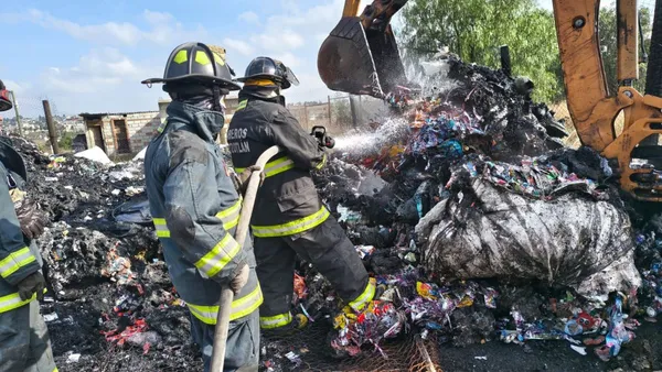 Bomberos de Tepotzotlán sofocan incendio en recicladora de residuos en Axotlán