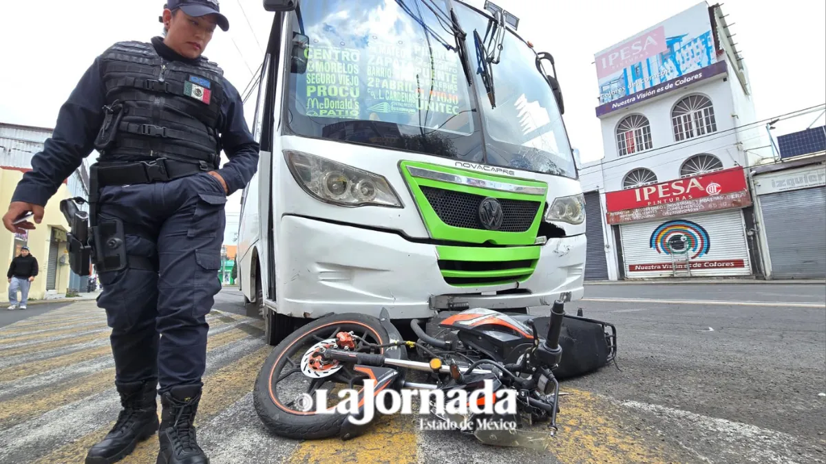 Autobús arrolla a moto, dos tripulantes fueron trasladados a hospital