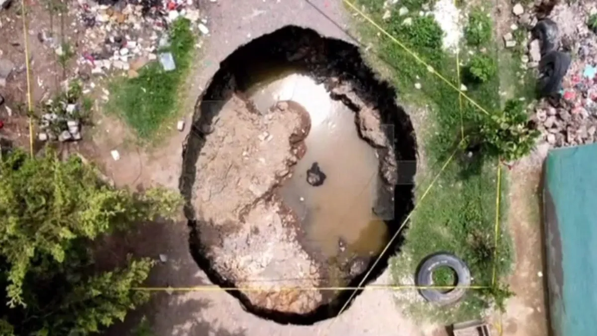 Mega socavón en Valle de Chalco preocupa a vecinos de la zona