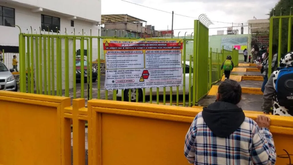 Padres de familia exigen renuncia de directora en primaria de Toluca