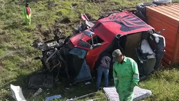 Tráiler vuelca en la “Curva del Diablo” de Tepetlaoxtoc