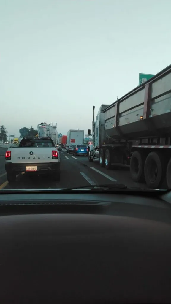 Tránsito pesado en la Toluca-Atlacomulco hay avance muy lento en la zona