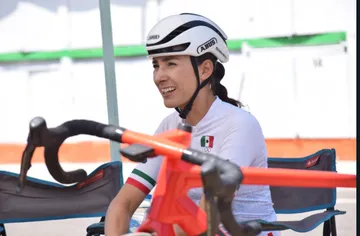 Marcela Prieto pedalea a Paris 2024 con boleto en mano