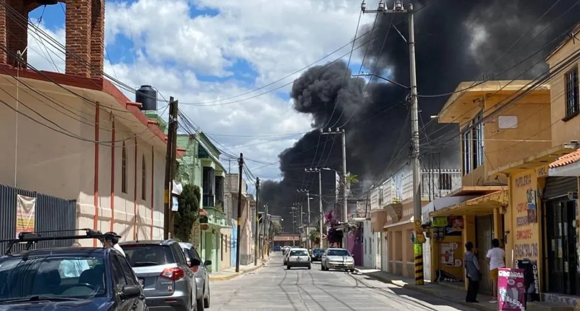Ecatepec: Arde recicladora de plásticos, en Chiconautla