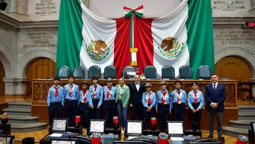 Héctor García reconoce a jóvenes de Joquicingo ganadores nacionales en robótica