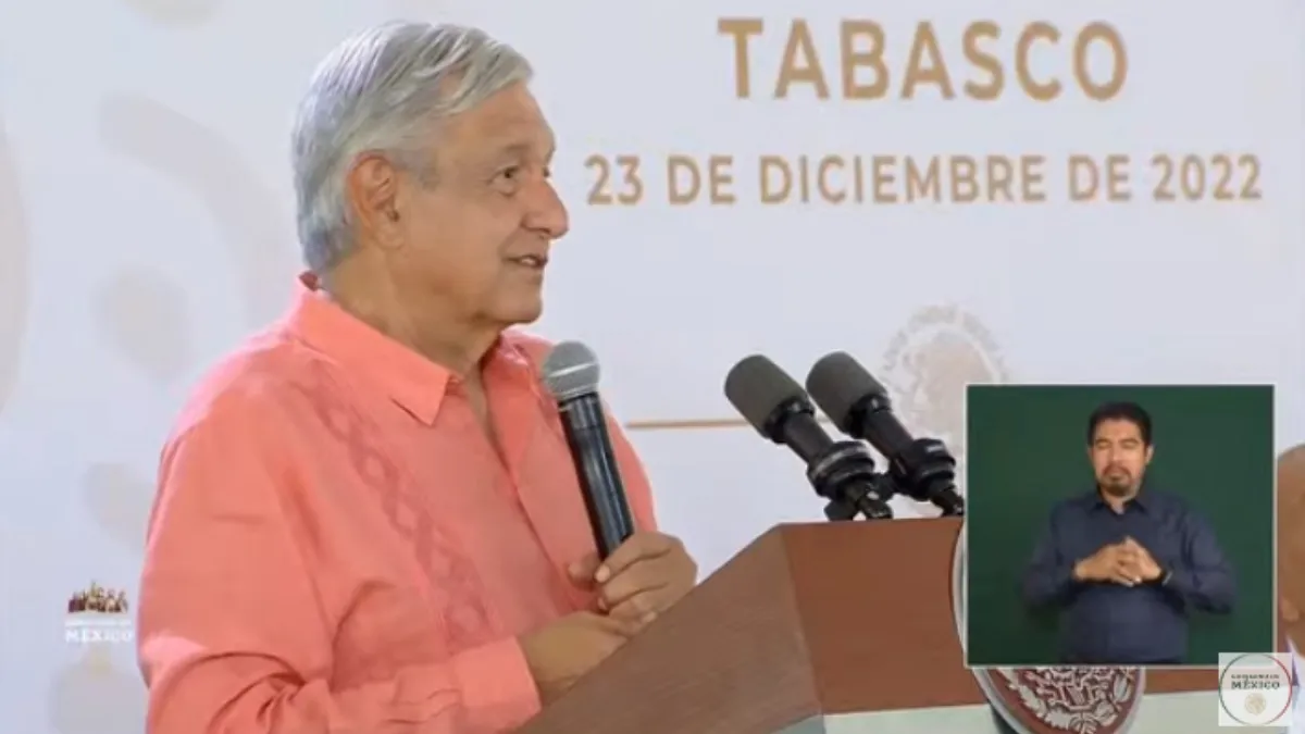 AMLO se compromete a mejorar salarios de maestros, médicos y militares