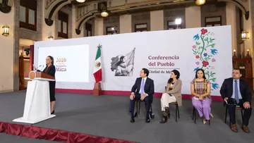 Claudia Sheinbaum aseguró que las nuevas medidas sobre remesas en Estados Unidos no representan un riesgo grave para migrantes mexicanos.