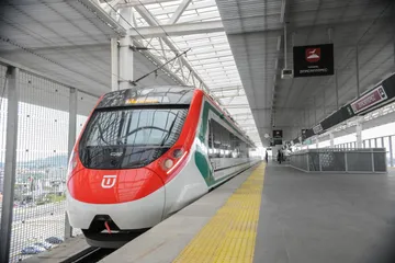 Este sistema de transporte, impulsado por la presidenta Claudia Sheinbaum, conecta a Toluca con la Ciudad de México en un recorrido aproximado de 40 minutos.