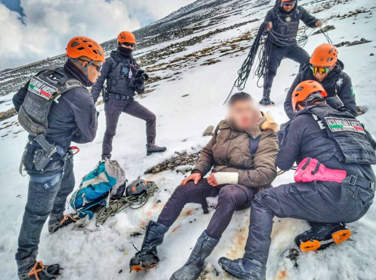Rescatan a hombre lesionado tras caída en el Nevado de Toluca