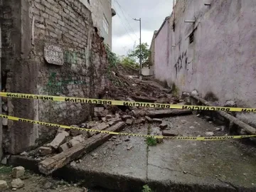 Barda colapsa en colonia Mártires de Río Blanco en Naucalpan; Protección Civil acordona área